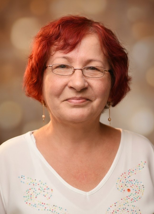 Foto meiner Mama mit roten Haaren, Brille und weißer Bluse